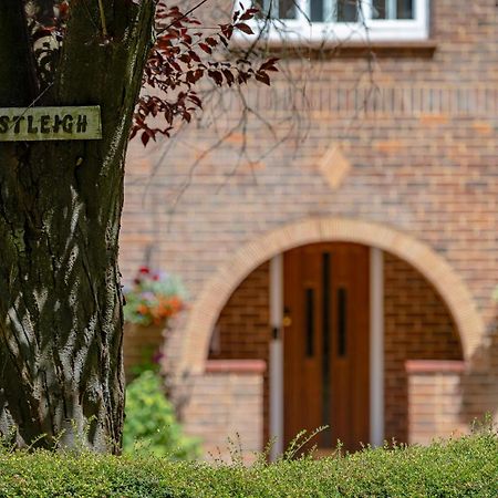 Westleigh Hotell Ashtead Eksteriør bilde