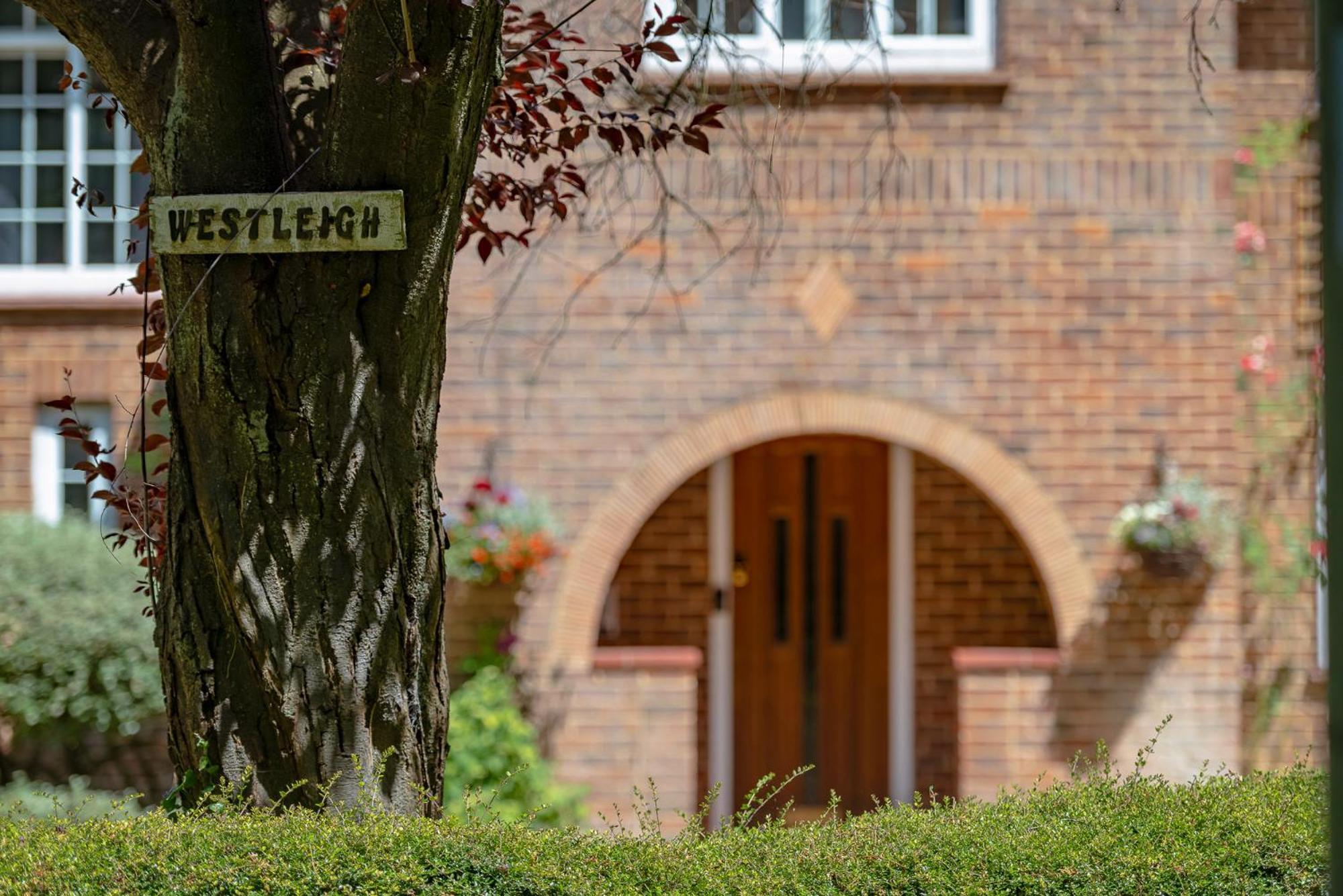 Westleigh Hotell Ashtead Eksteriør bilde